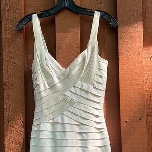 BCBG Maxazria Elegant Cream Sleeveless Dress Size 2